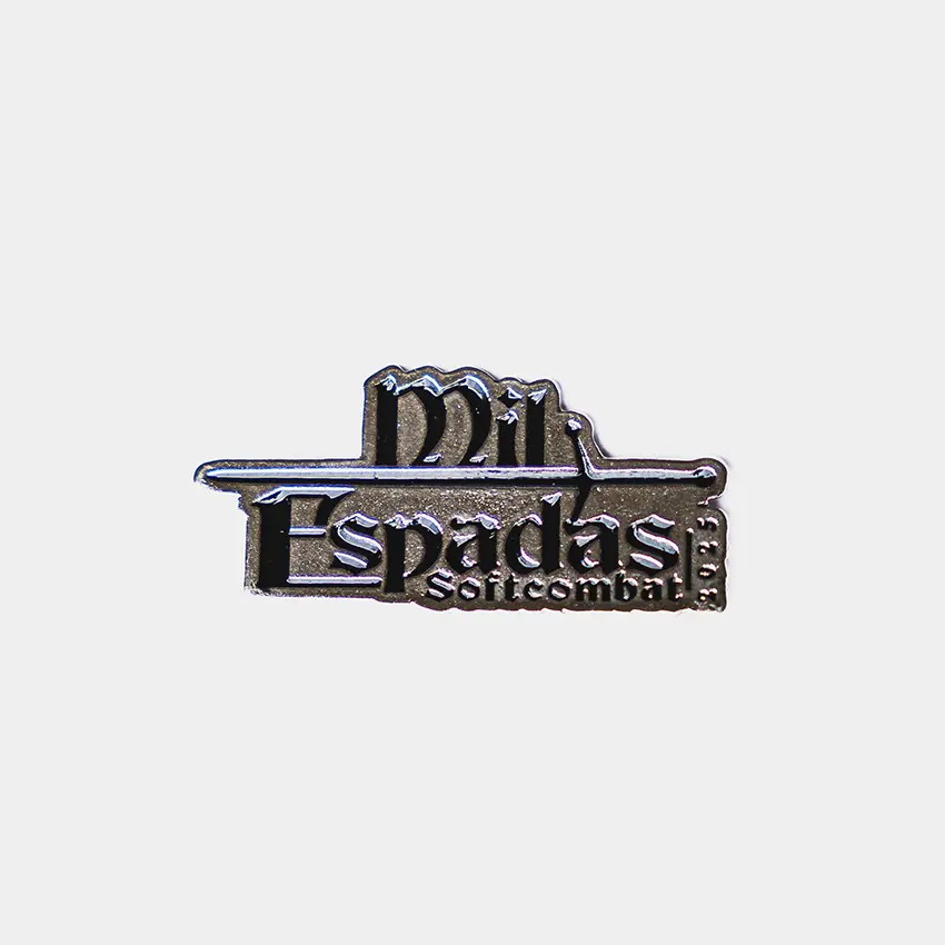 Pin Mil Espadas – Insignia de Comunidad